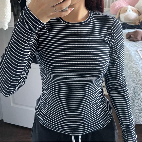HOLLISTER STRIPED LONG SLEEVE SLIM TEE - Picture 2 of 6